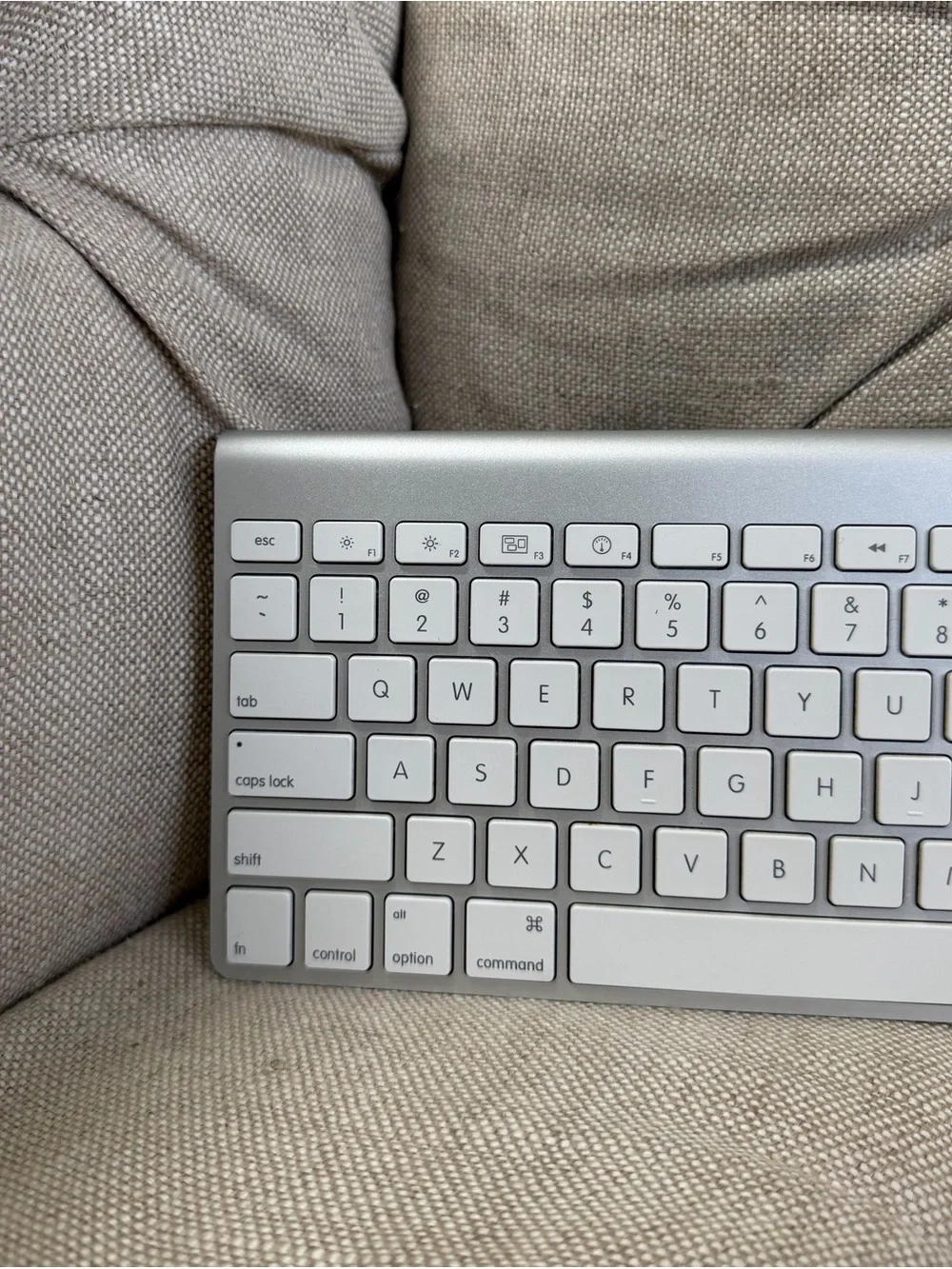 Apple Magic Keyboard Wireless Model A1314 - Works (2)
